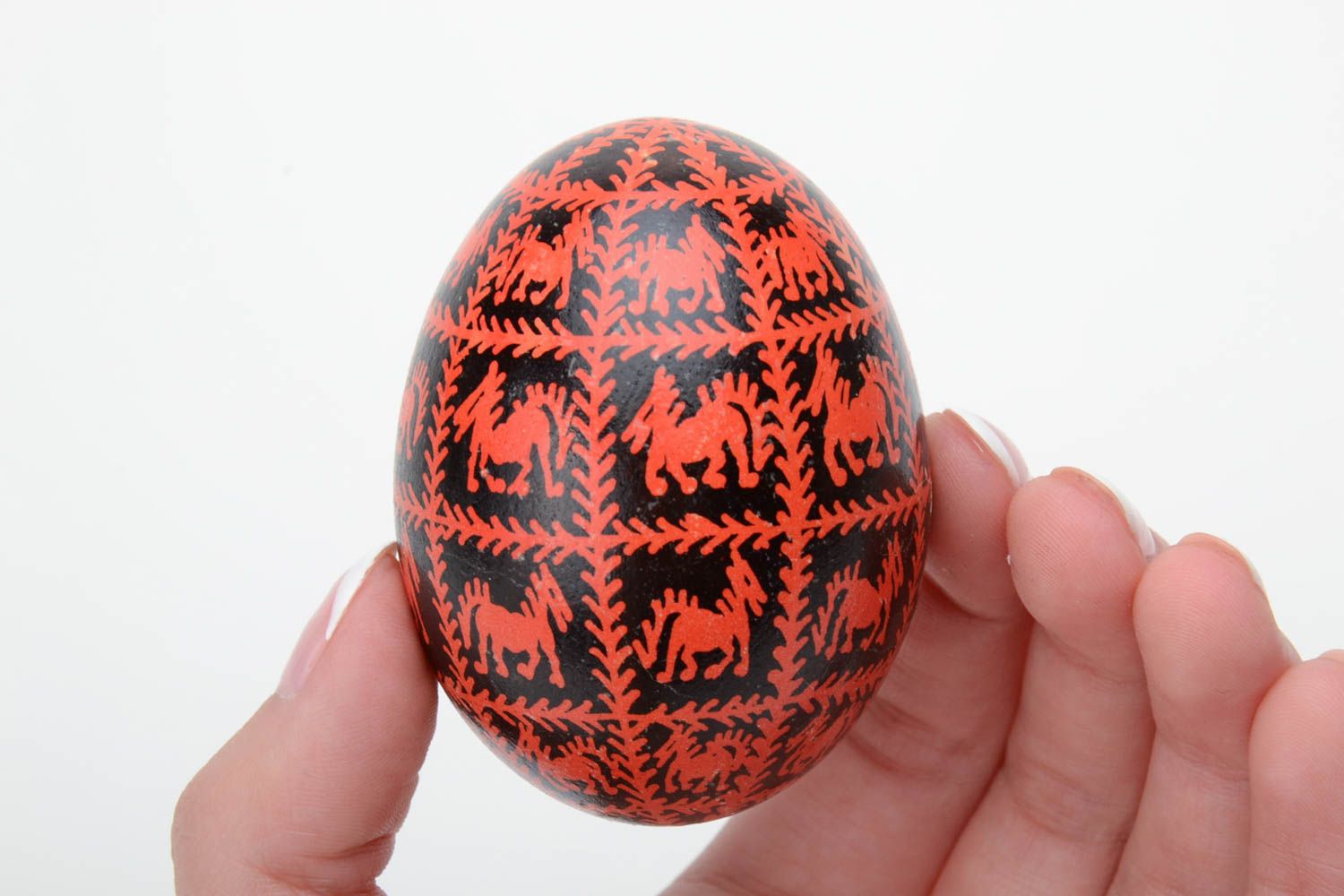 Черное с красным куриное пасхальное яйцо в восковой технике ручной работы расписное фото 5