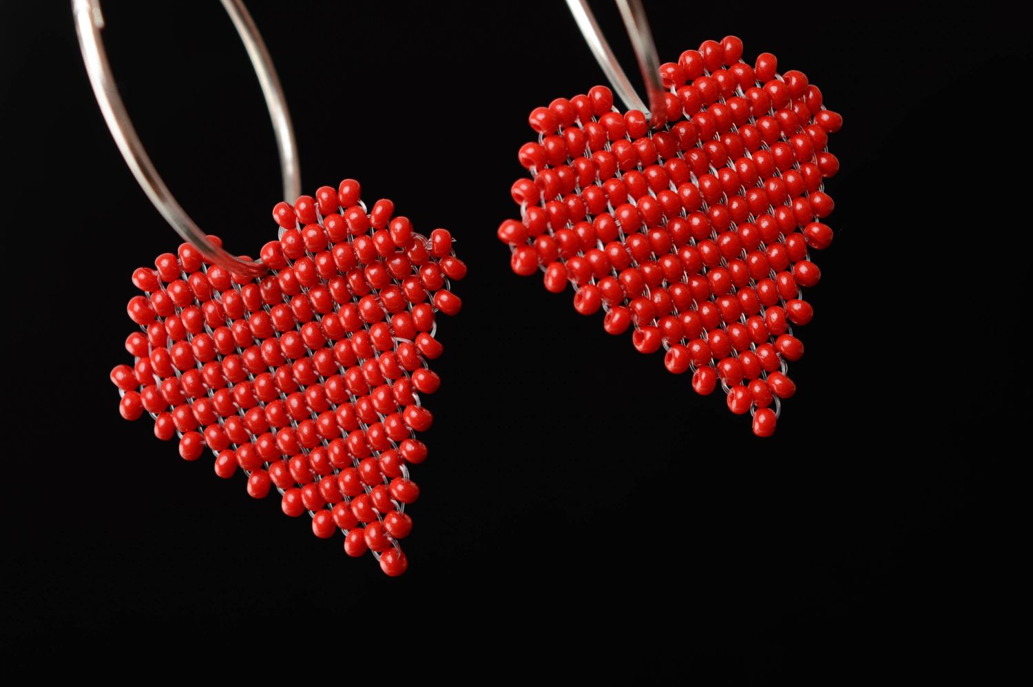 Серьги из бисера ручной работы с подвесками Красное сердце фото 4