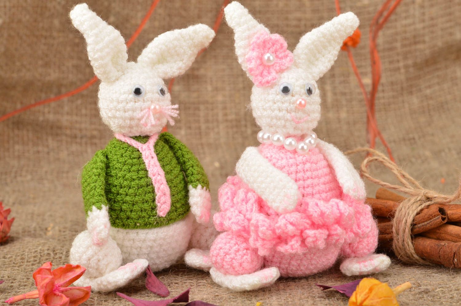 Набор вязаных игрушек кроликов для декора дома с сюрпризами ручной работы 2 шт фото 1