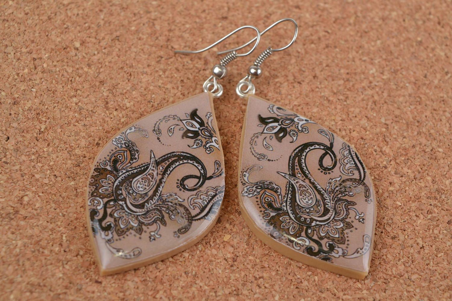 Handmade beige polymer clay decoupage earrings with black pattern paisley photo 1