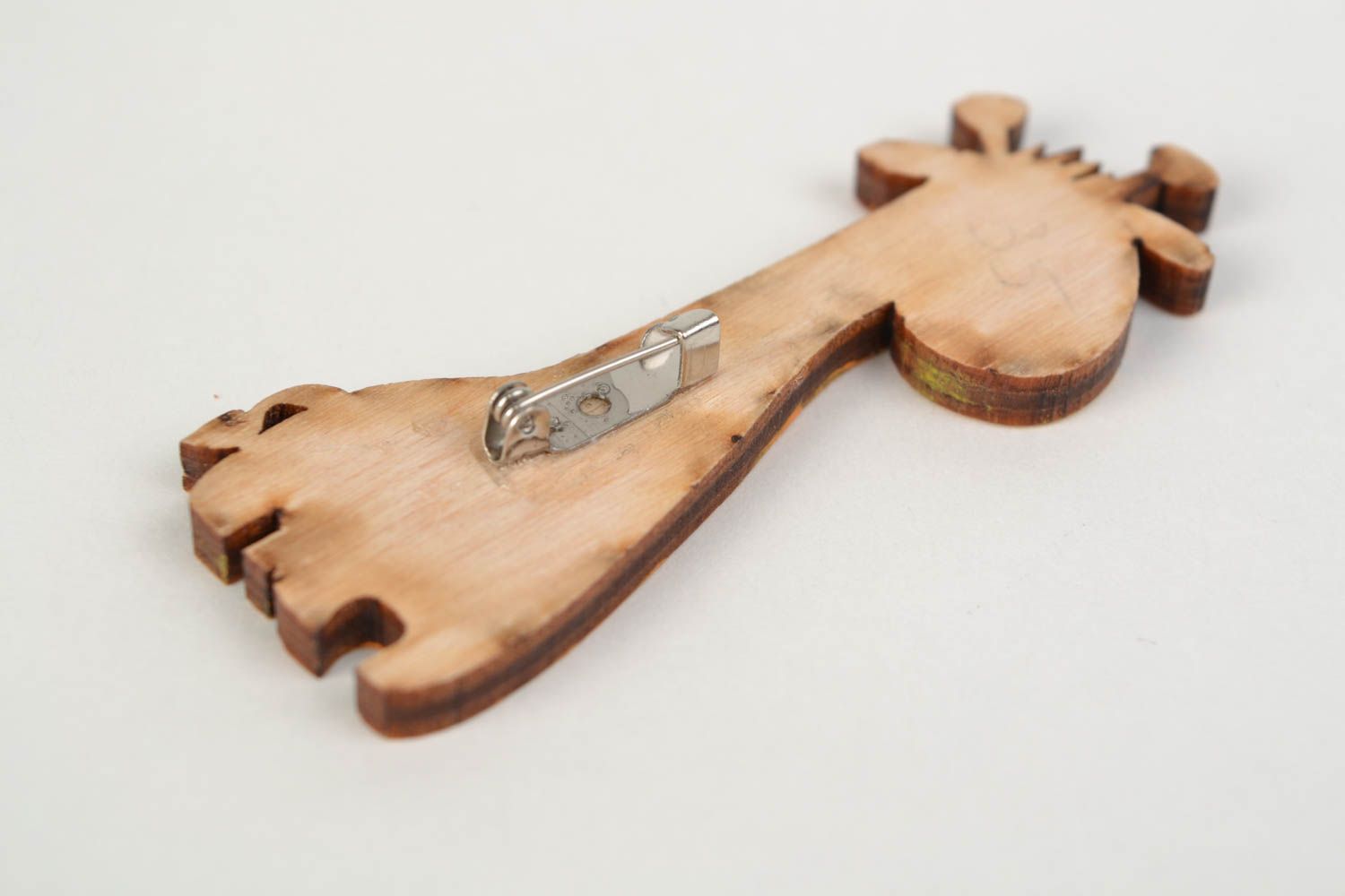 Broche de madera artesanal con forma de jirafa pintada con acrílicos foto 4