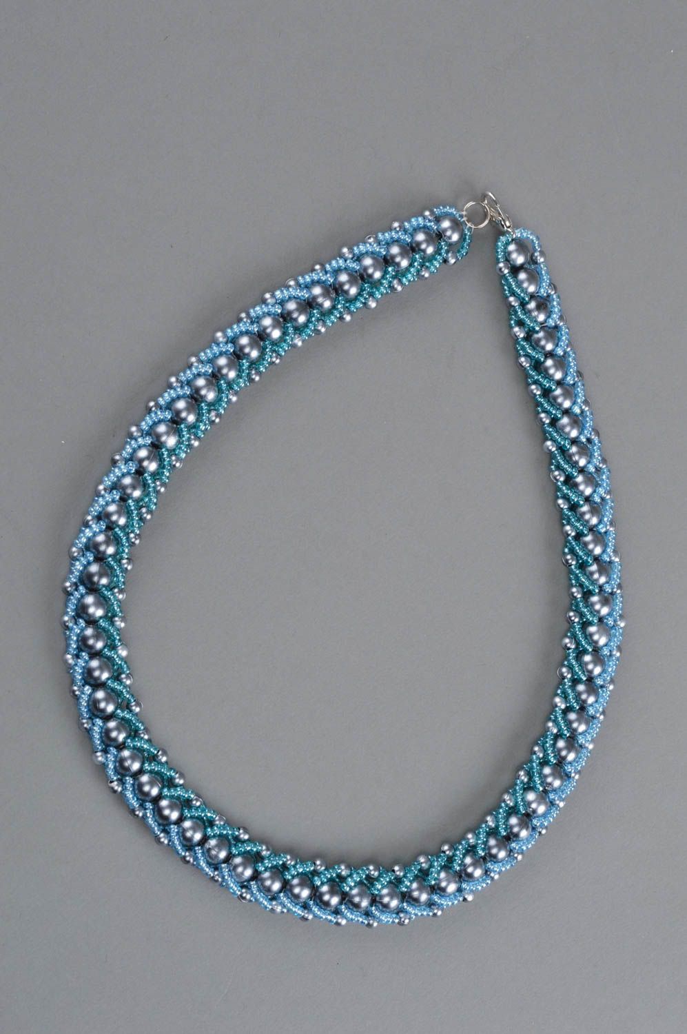 Ожерелье из бисера и бусин в серо-голубой цветовой гамме женское ручной работы фото 1