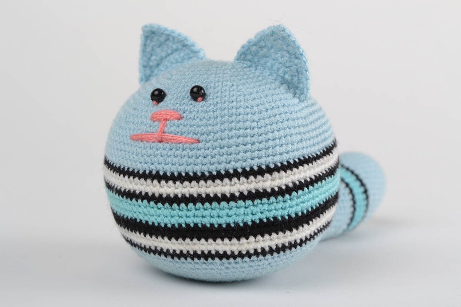 Мягкая игрушка ручной работы вязаная кот антистрессовая голубая в полосочку фото 1