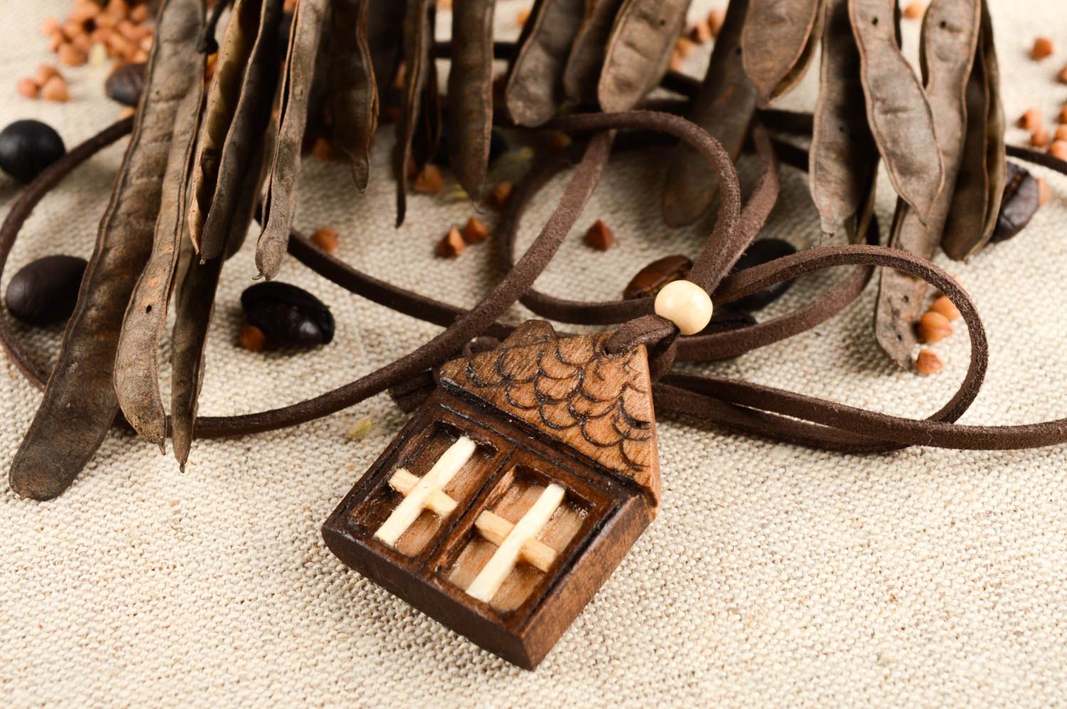 Кулон ручной работы украшение на шею аксессуар из дерева в виде домика фото 1