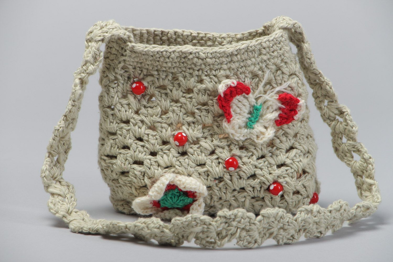 Beige kleine gehäkelte Tasche für Kinder handgemacht aus Baumwollfaden mit Glasperlen   foto 2