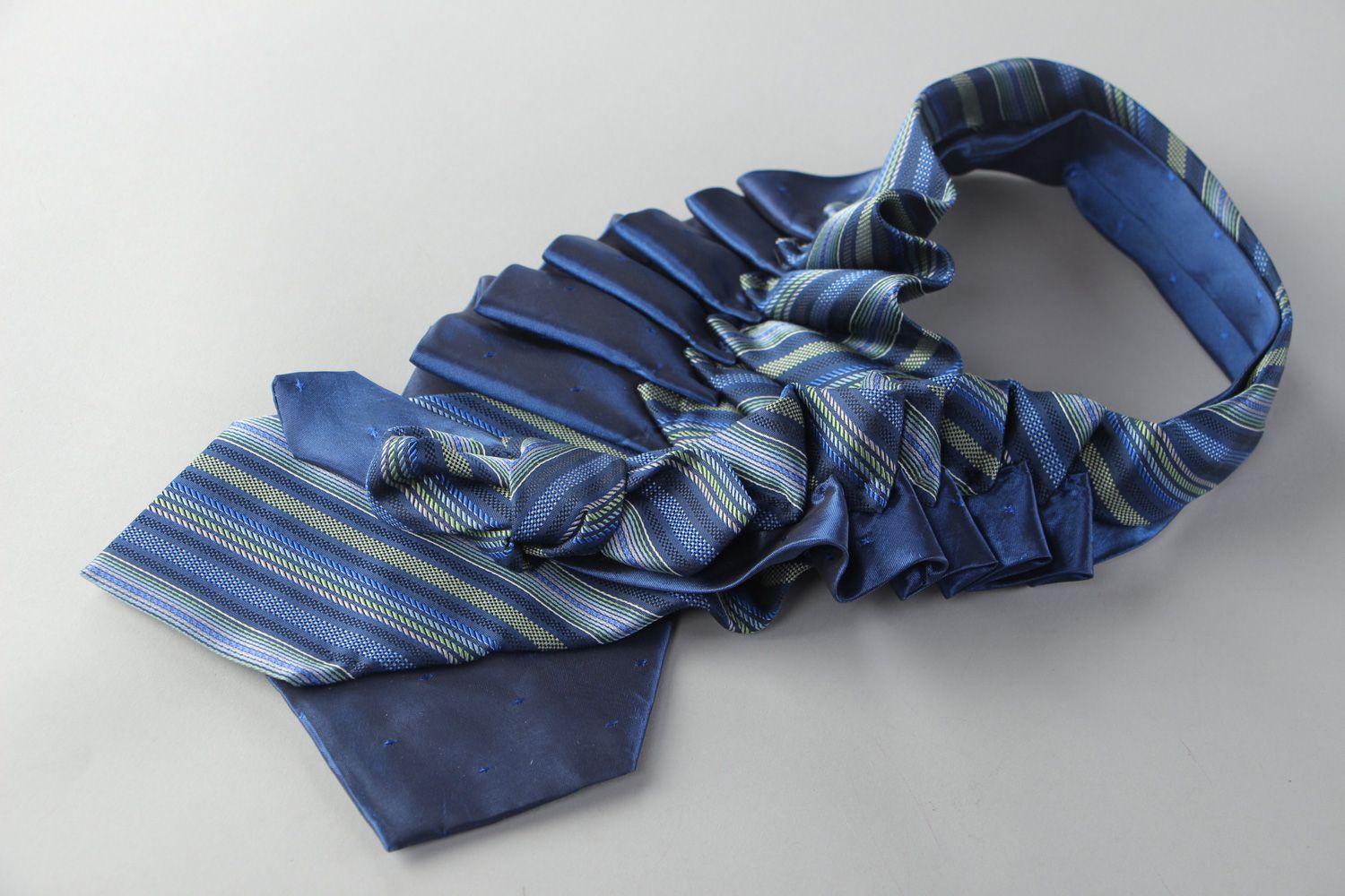Оригинальное колье из мужских галстуков из шелка и атласа синее фото 2