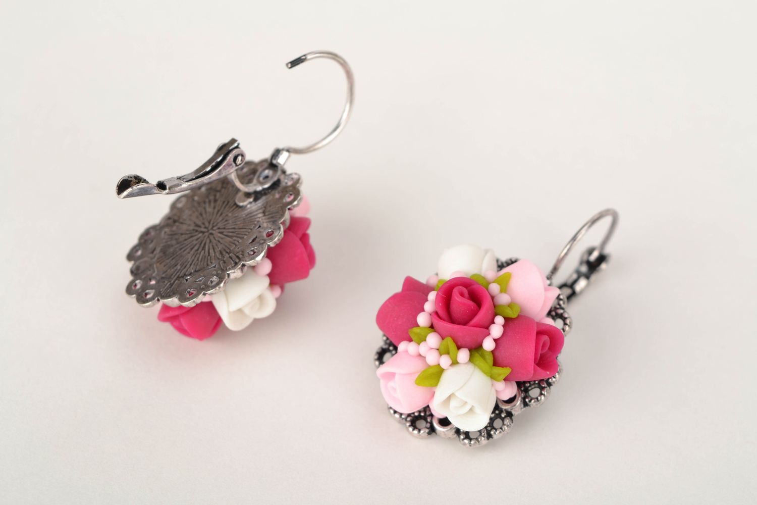 Boucles d'oreilles pendantes en pâte polymère et métal Buisson de roses photo 4
