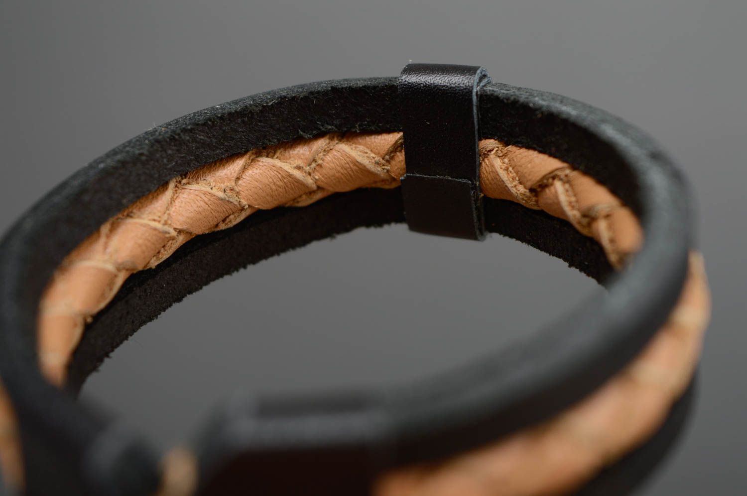 Bracelet fait main de vrai cuir avec élément tressé accessoire noir beige photo 4