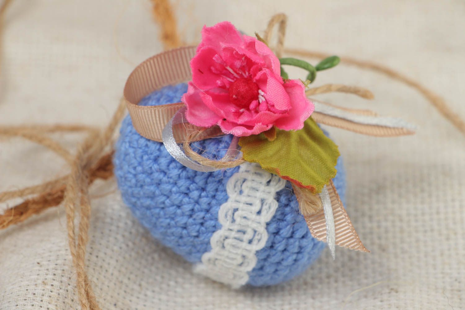 Œuf de Pâques tricoté au crochet en fils acryliques bleu avec fleurs fait main photo 1