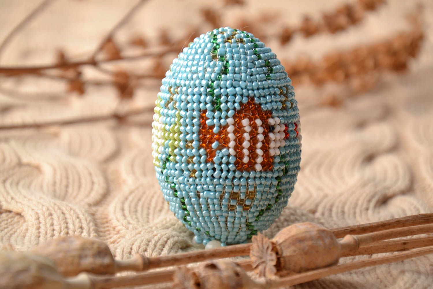 Huevo de Pascua de madera envuelto en abalorios foto 1