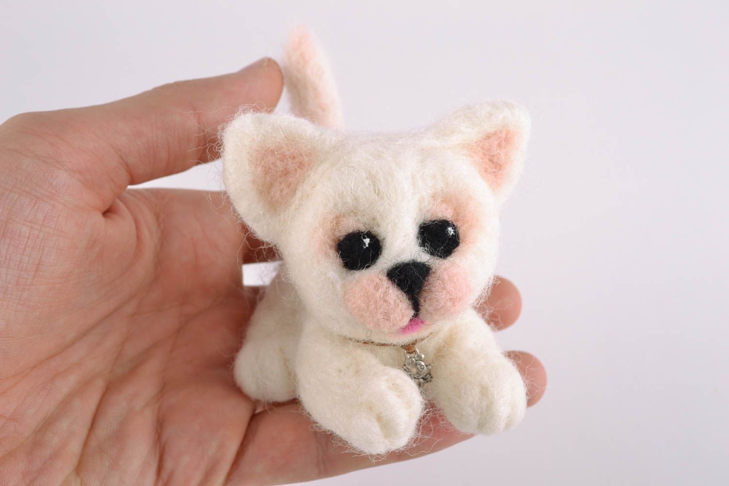 Petit jouet mou chat blanc en laine feutrée fait main cadeau pour enfant photo 2