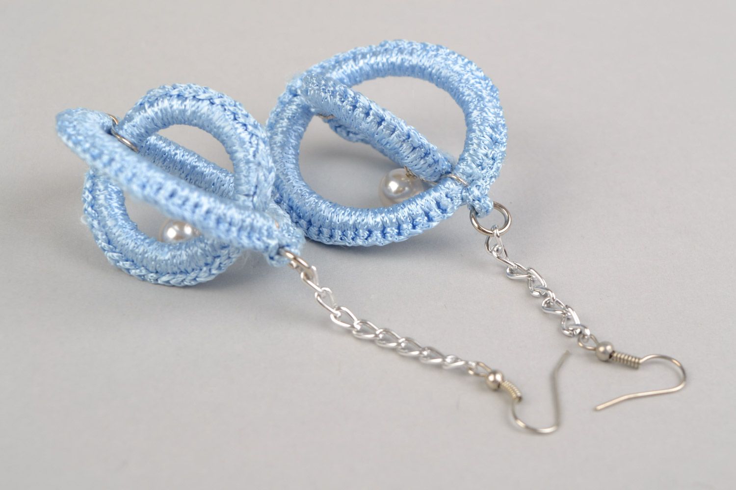 Longues boucles d'oreilles bleues anneaux en plastique fils viscose faites main photo 2