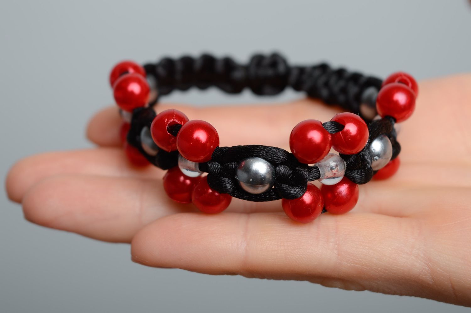 Bracelet tressé en macramé avec perles céramiques noir et rouge fait main femme photo 3