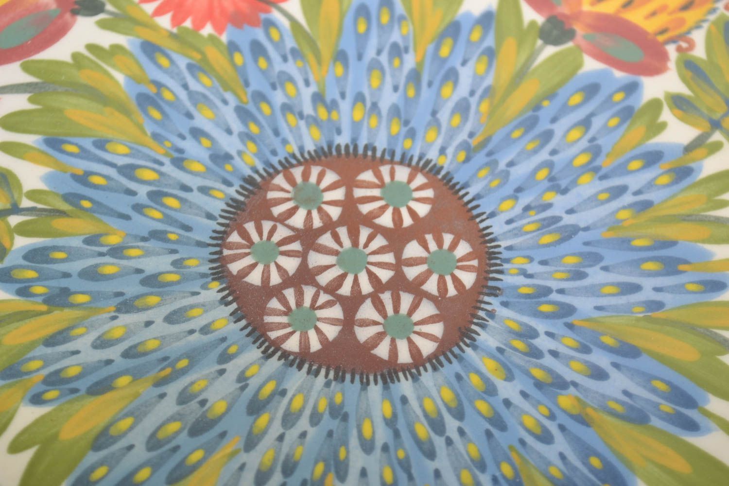 Kleine schöne dekorative Wandplatte aus Ton mit Blumenmuster und Glasur für Deko foto 3