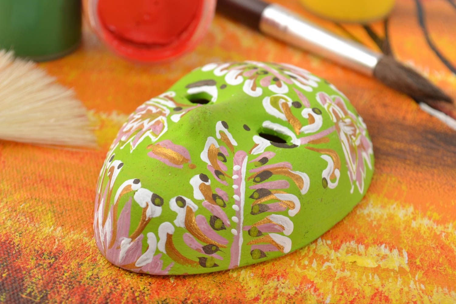 Aimant frigo masque vert à motif fait main en argile peint à l'acrylique photo 1