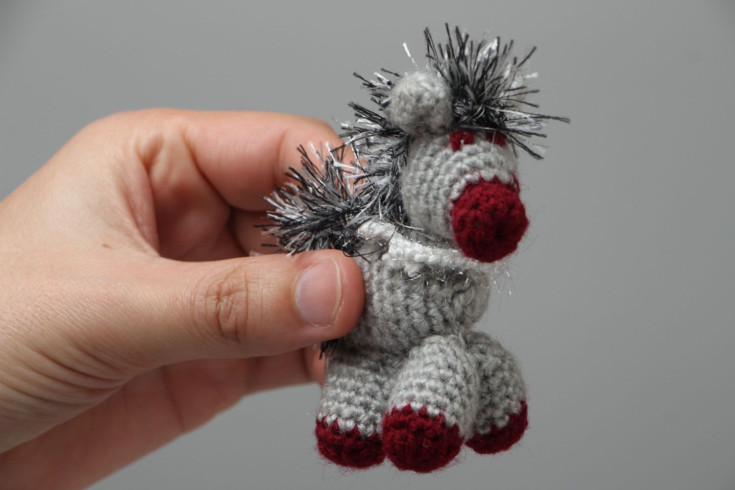 Juguete tejido a crochet con forma de asno  foto 4
