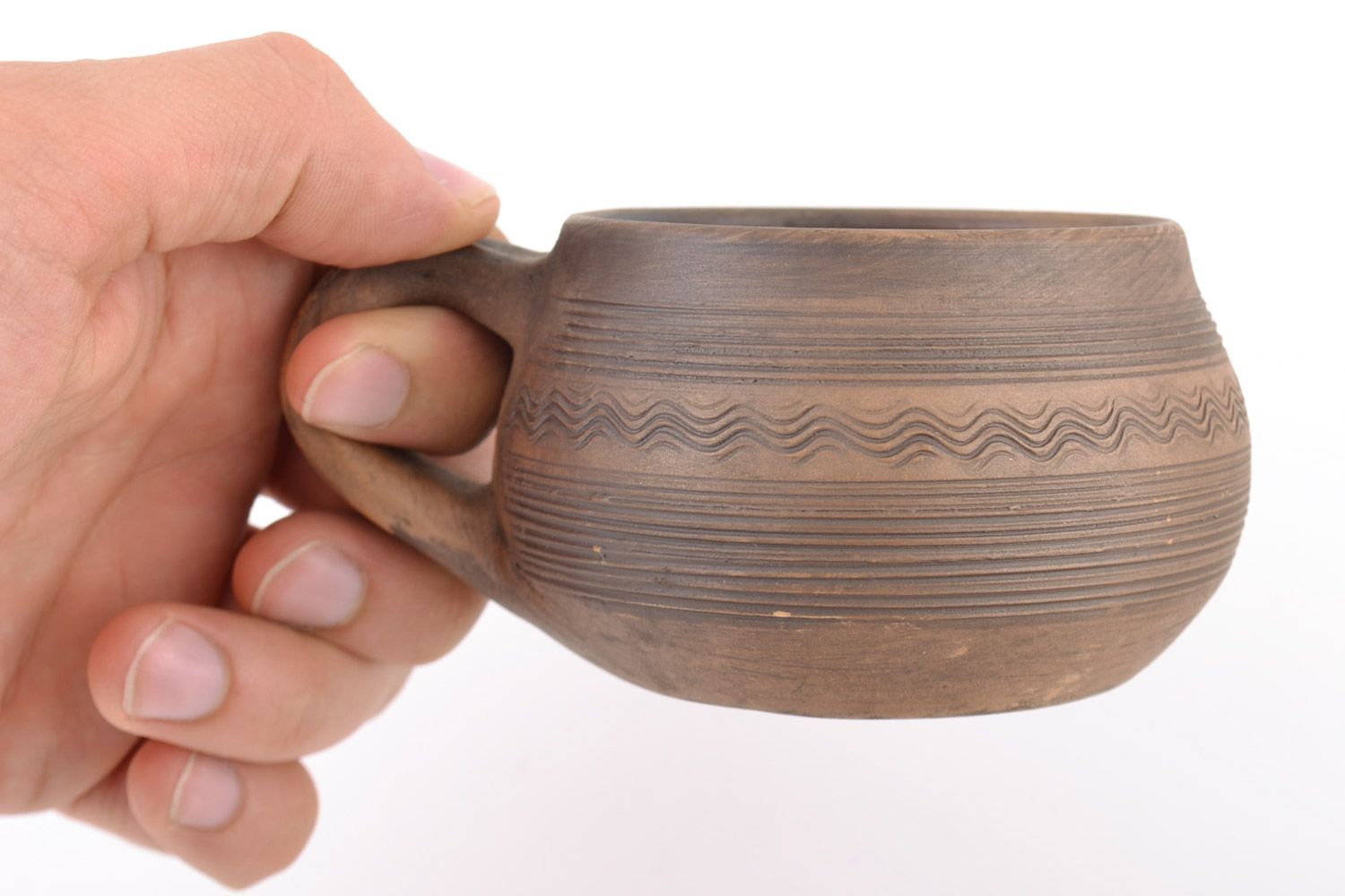 Braune Teetasse aus Ton in Milchbrennen Technik mit Musterungen Handarbeit foto 4