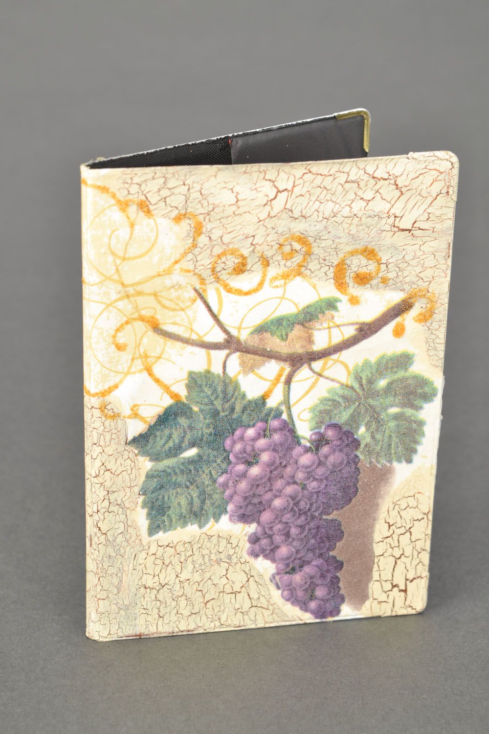 Couverture pour passeport faite main accessoire design original Raisins mûrs photo 1