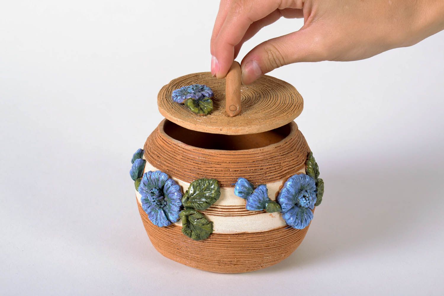 Pote de argila feito à mão Açucareiro decorado com flores moldadas pintadas com tinta acrílicas foto 5