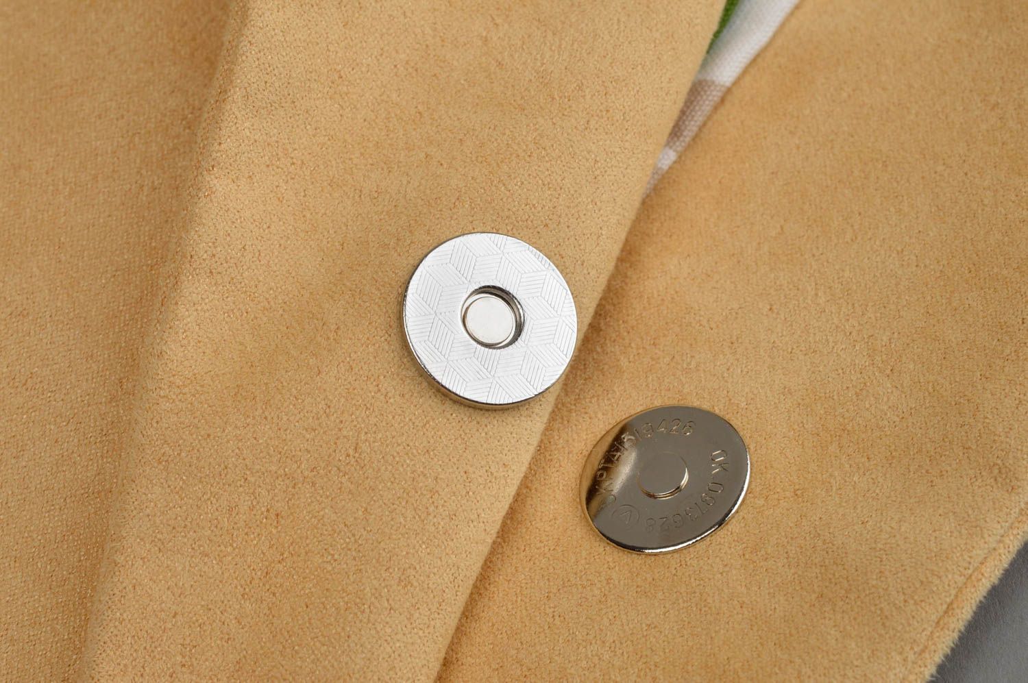 Sac à main en suède artificiel fait main beige avec poche et bouton magnétique photo 5