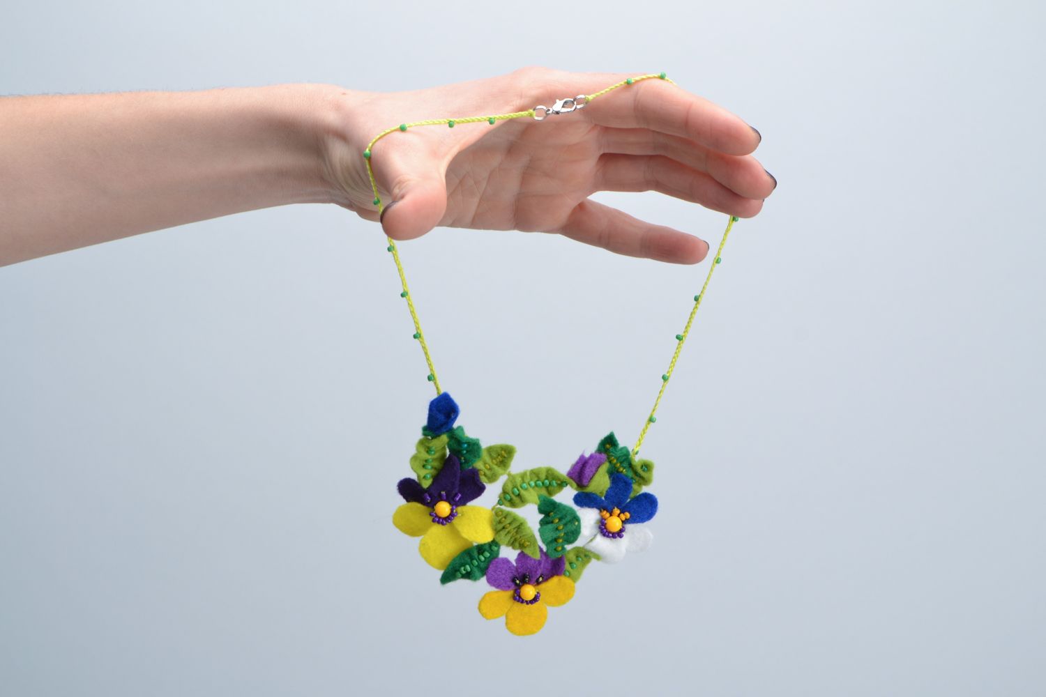 Collier en feutre et perles de rocaille fait main fleurs pensées tricolores photo 2