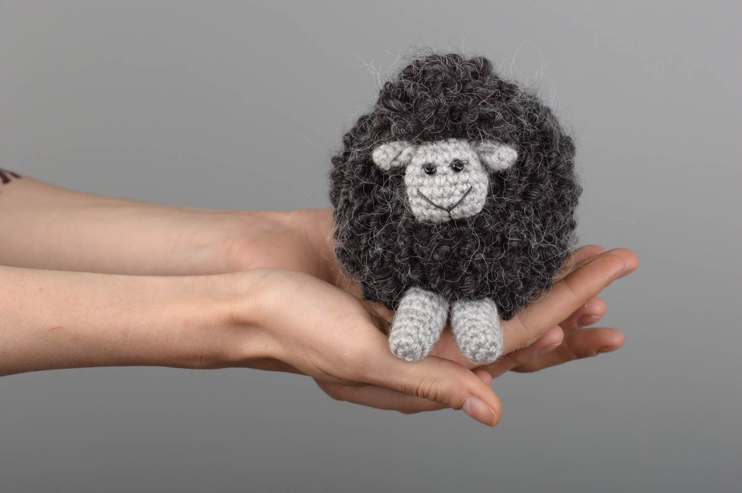 Jouet mouton Peluche faite main grise tricotée au crochet Cadeau enfant photo 5