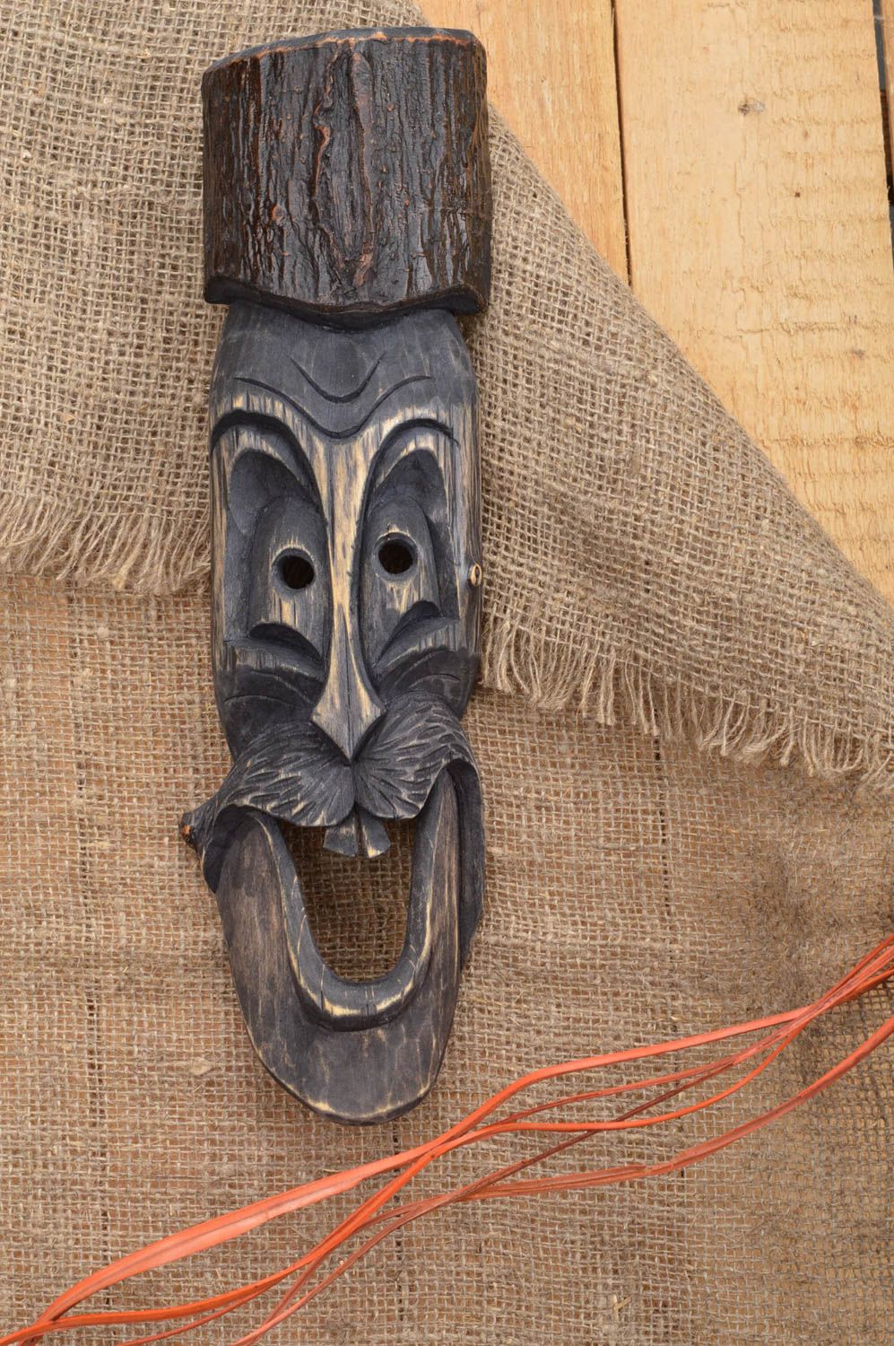 Masque à suspendre en bois fait main original noir de style ethnique déco photo 1