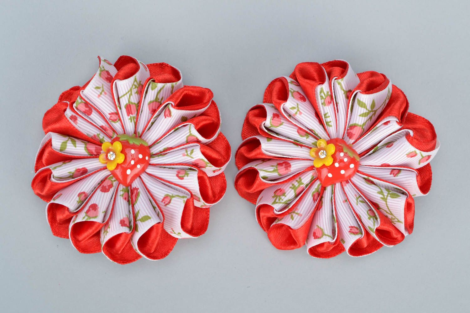 Schönes Blumen Haargummis Set aus Atlasbändern 2 Stück in Kanzashi Technik handmade für Mädchen foto 3