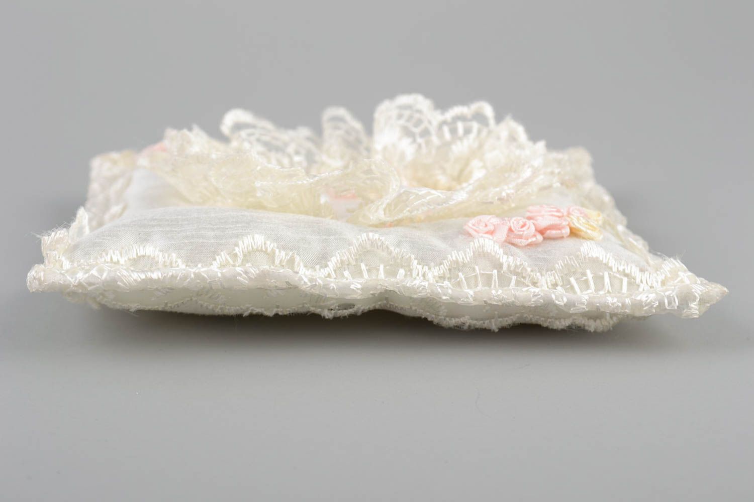 Свадебная подушечка для колец белая декорирована цветами нежный аксессуар фото 4