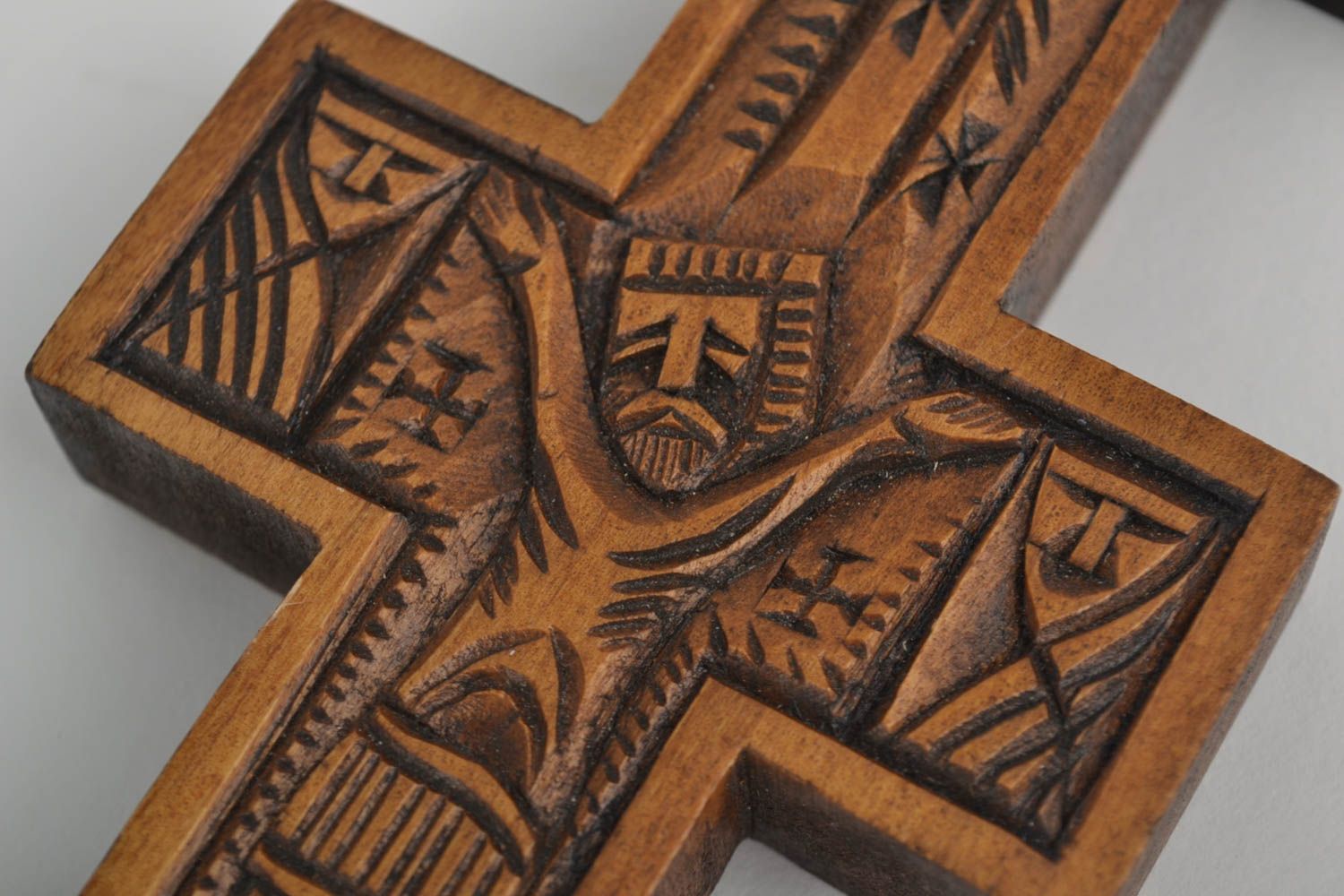 Croix bois Objet religieux fait main sculptée vernie Déco murale ornementée photo 2