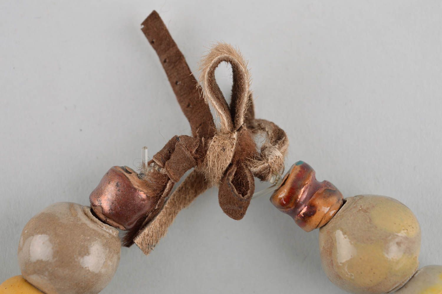 Collier en céramique Bijou fait main sur cordon en cuir Accessoire femme photo 4