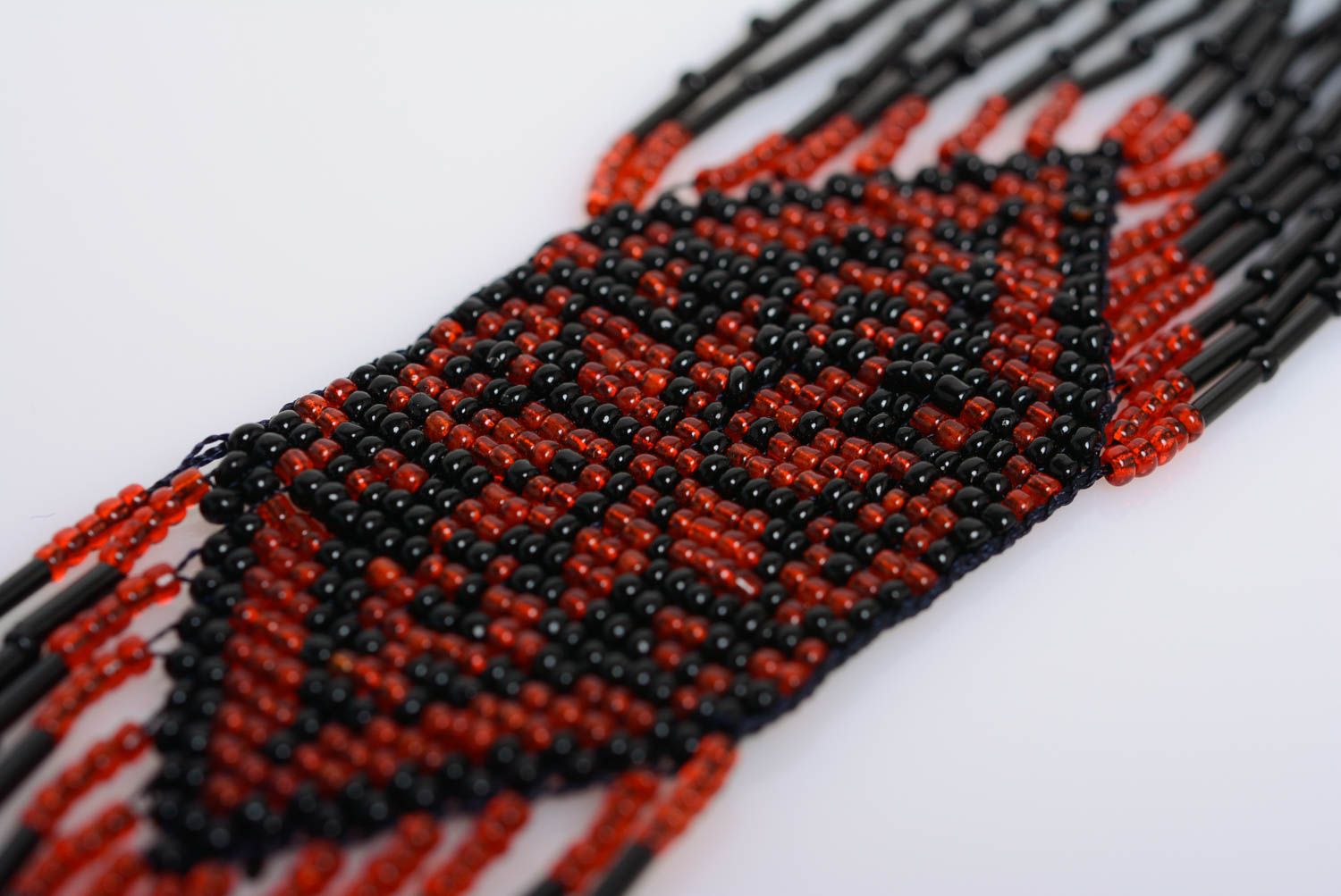 Длинное бисерное колье в этническом стиле гердан ручной работы красно-черный фото 2