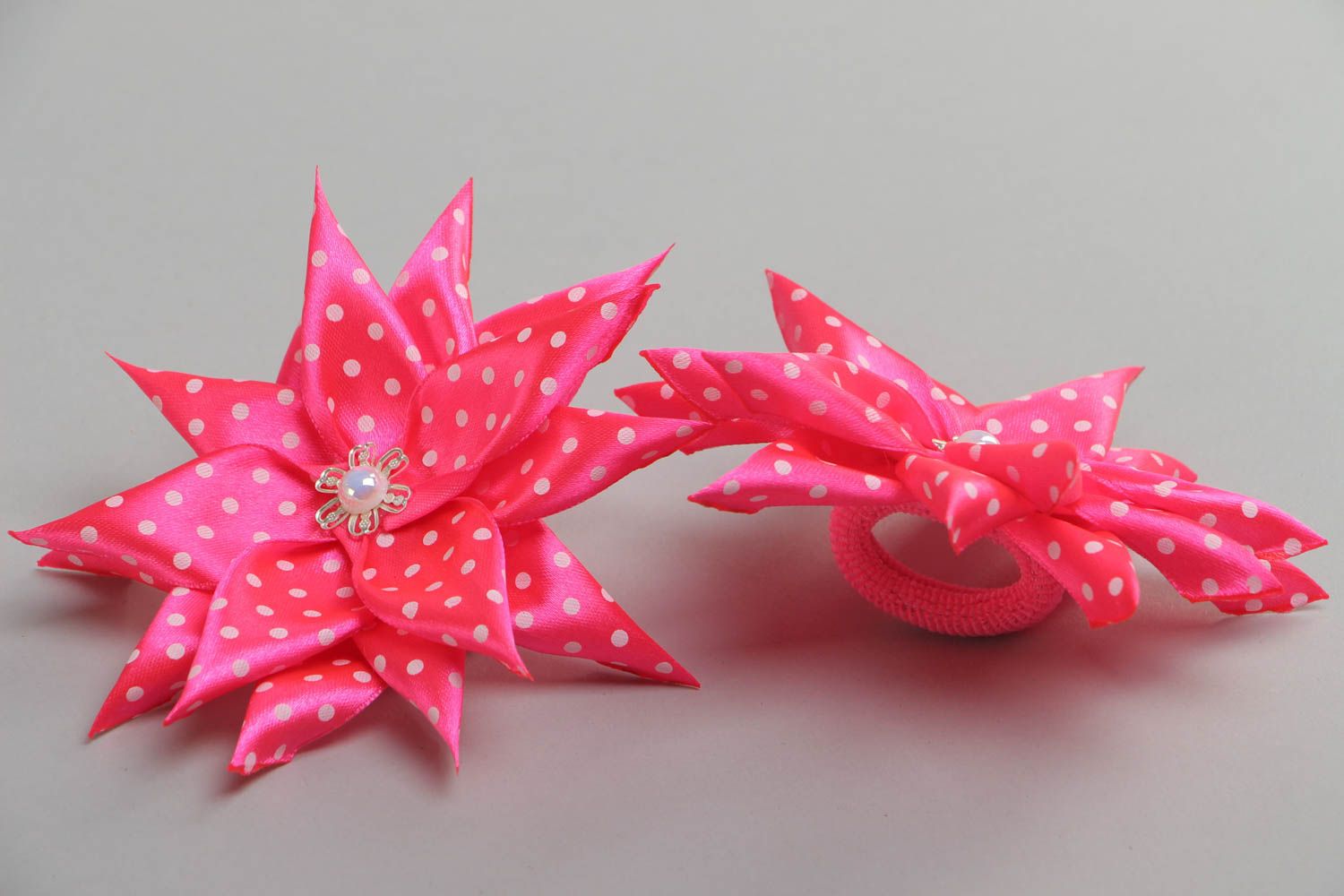 Blumen Haargummi Set aus Atlasbändern handmade in Form von rosa Blumen 2 Stück foto 3