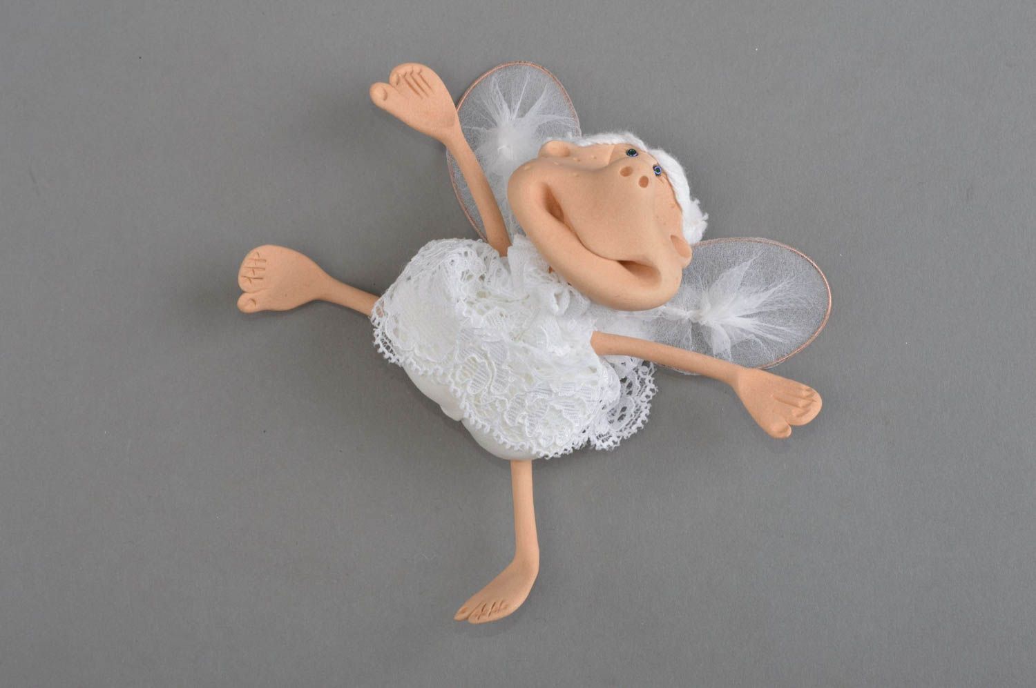 Brinquedo de argila e tecido anjo em roupas brancas feito à mão com um laço  foto 2