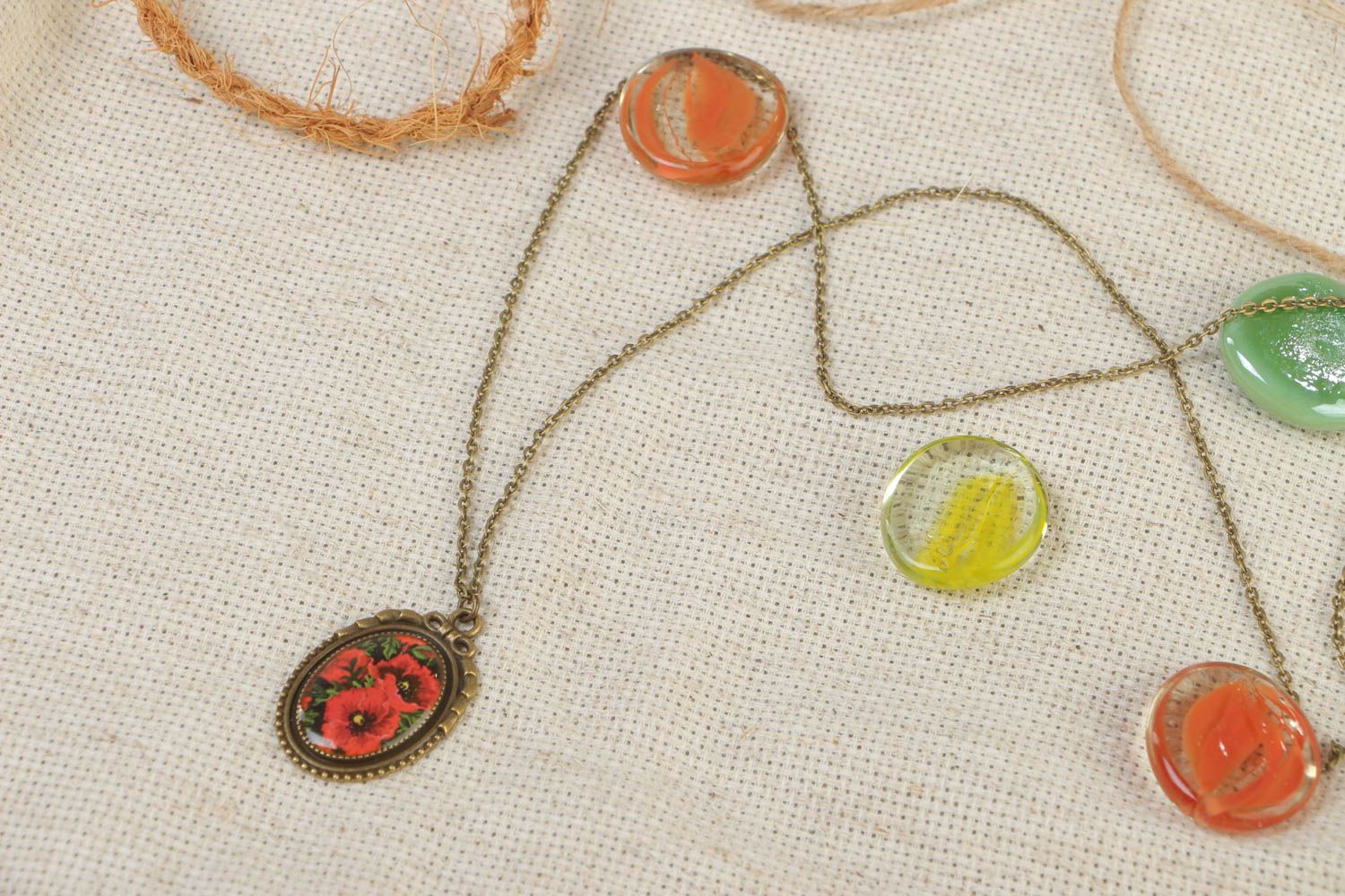 Pendentif ovale Pavots rouges avec chaînette résine pour bijoux fait main  photo 1