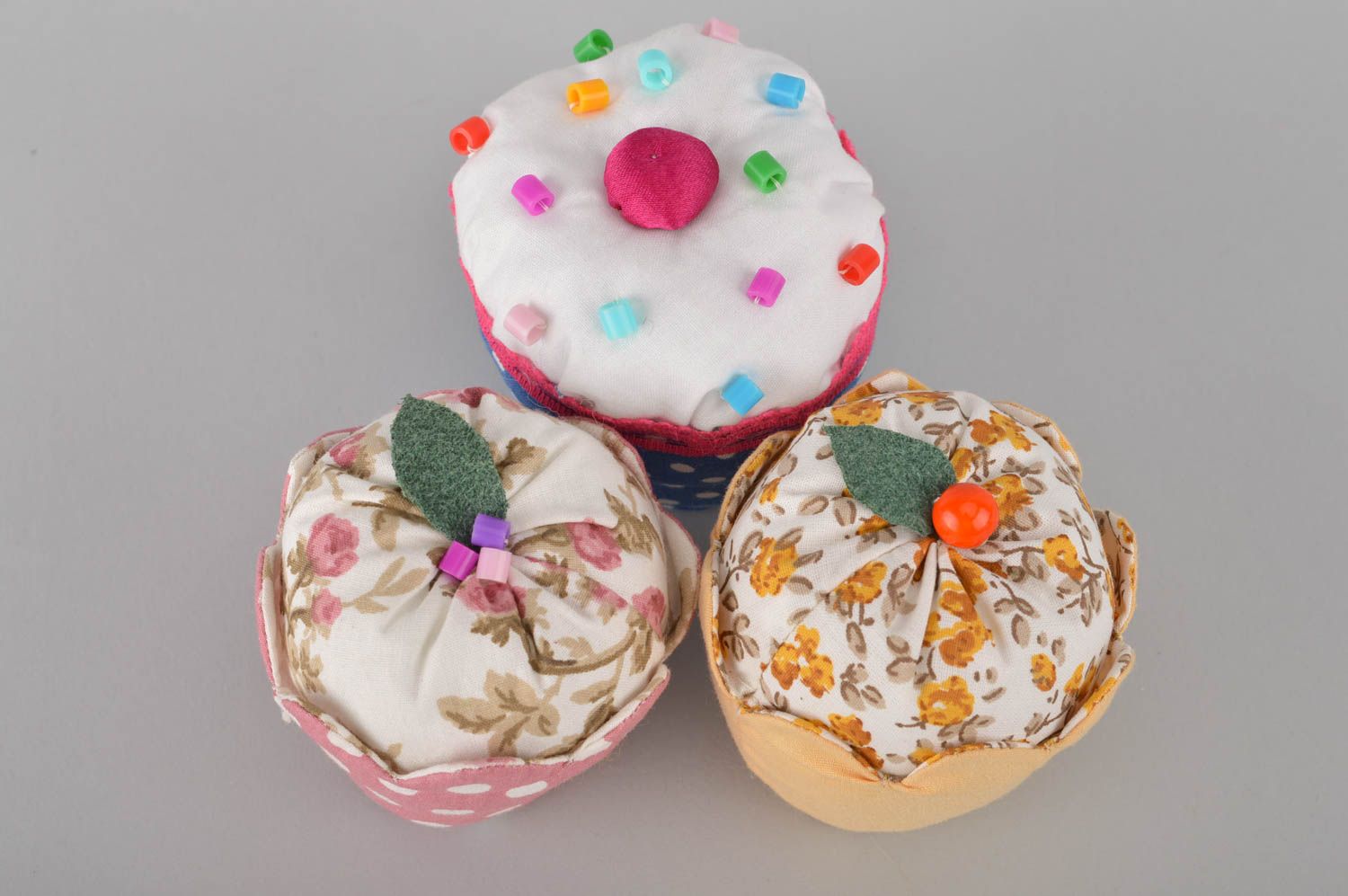 Dekorative bunte handmade Muffins aus Stoff 3 Stück Spielzeuge für Kinder foto 2
