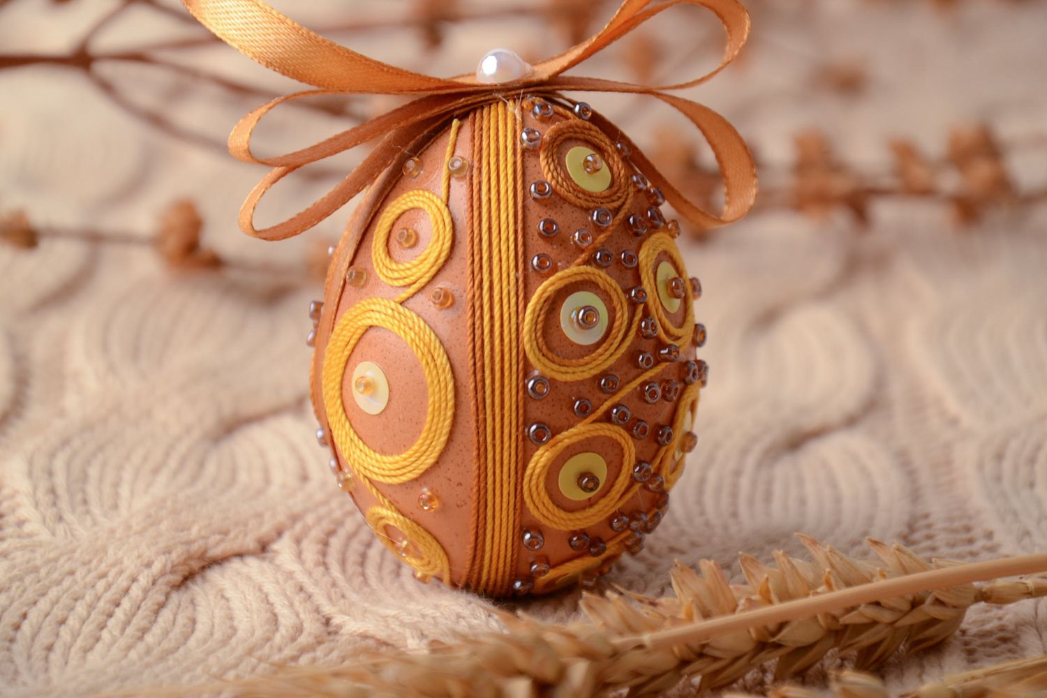 Œuf-écrit pyssanka jaune décoré de rubans et perles de rocaille photo 1