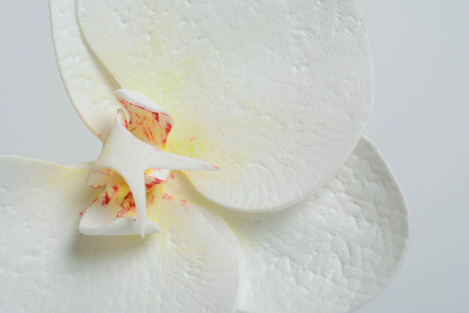 Pinza para el pelo artesanal orquídea de goma EVA con clip blanca foto 2