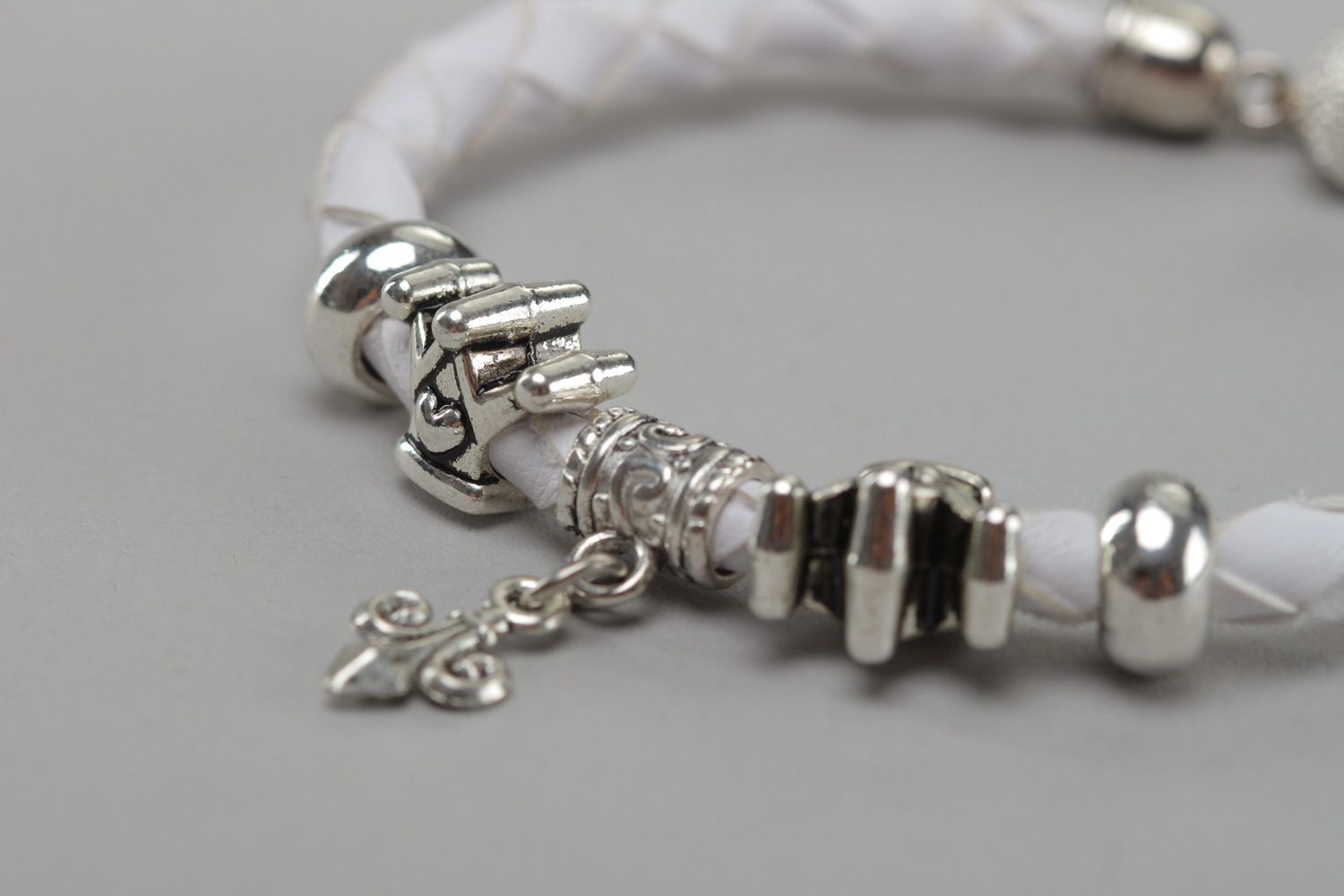 Ungewöhnliches weißes handgemachtes Armband aus Kunstleder mit Metalleinsätzen für Frauen foto 3