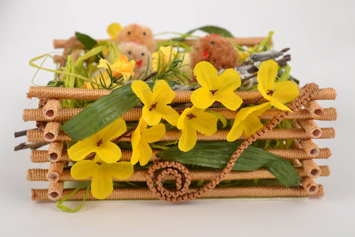 Composition de Pâques faite main originale de table avec oeufs et fleurs photo 4