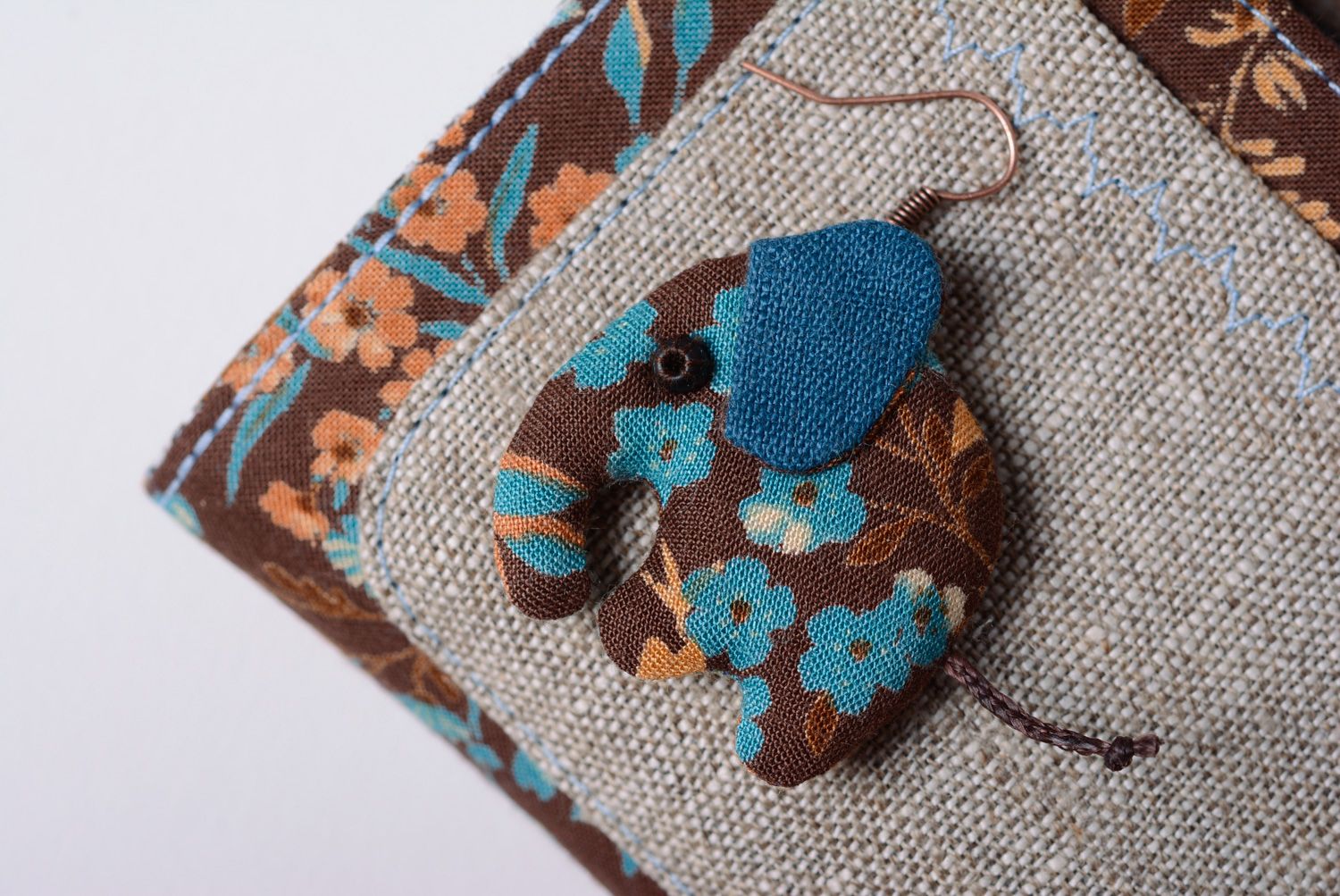 Boucles d'oreilles et portefeuille de lin et coton faits main avec motif floral photo 3