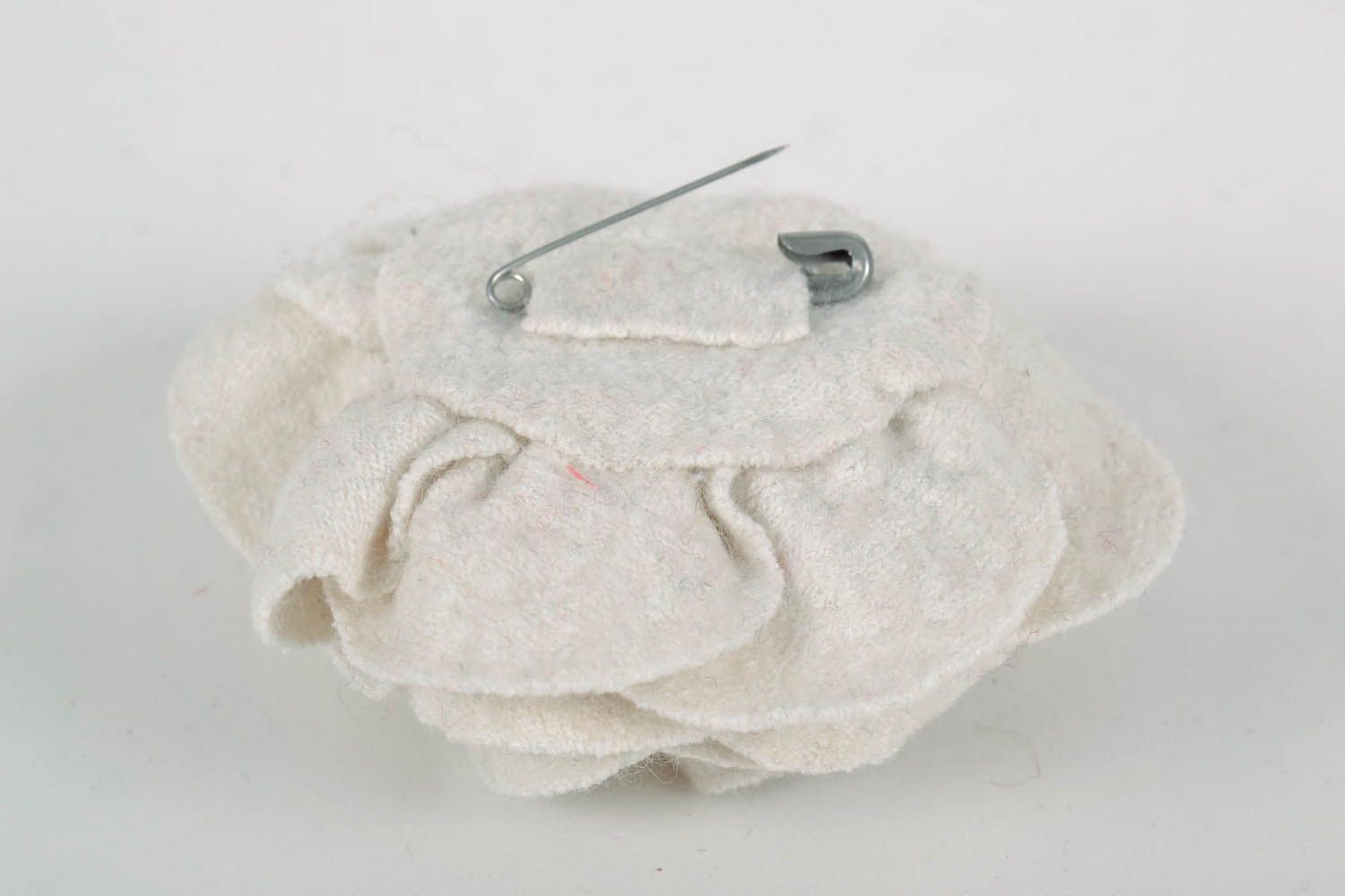Broche originale en laine naturelle Rose blanche photo 4