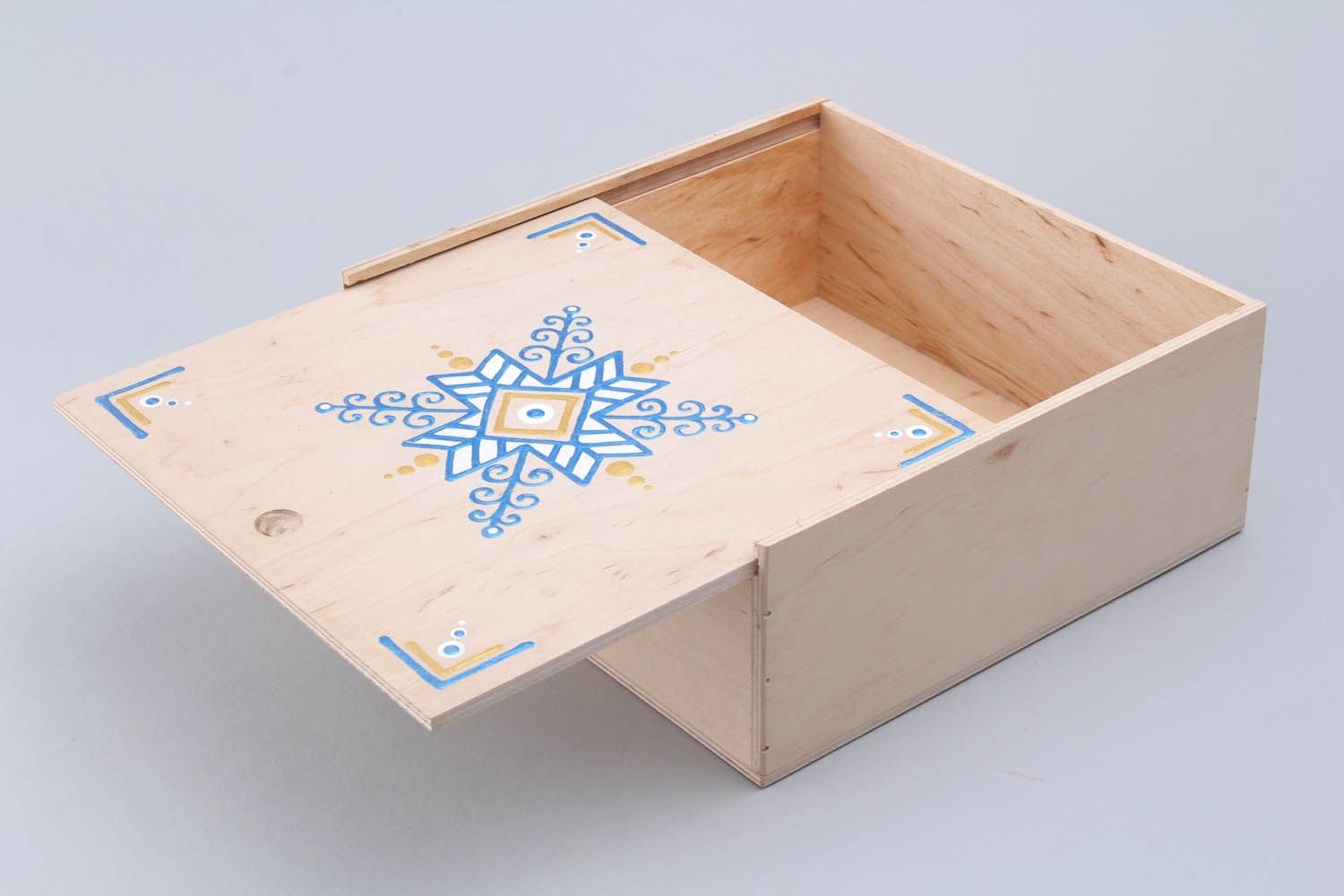 Caixa espaçosa artesanal de madeira com ornamento pintada com tintas acrílicas foto 1
