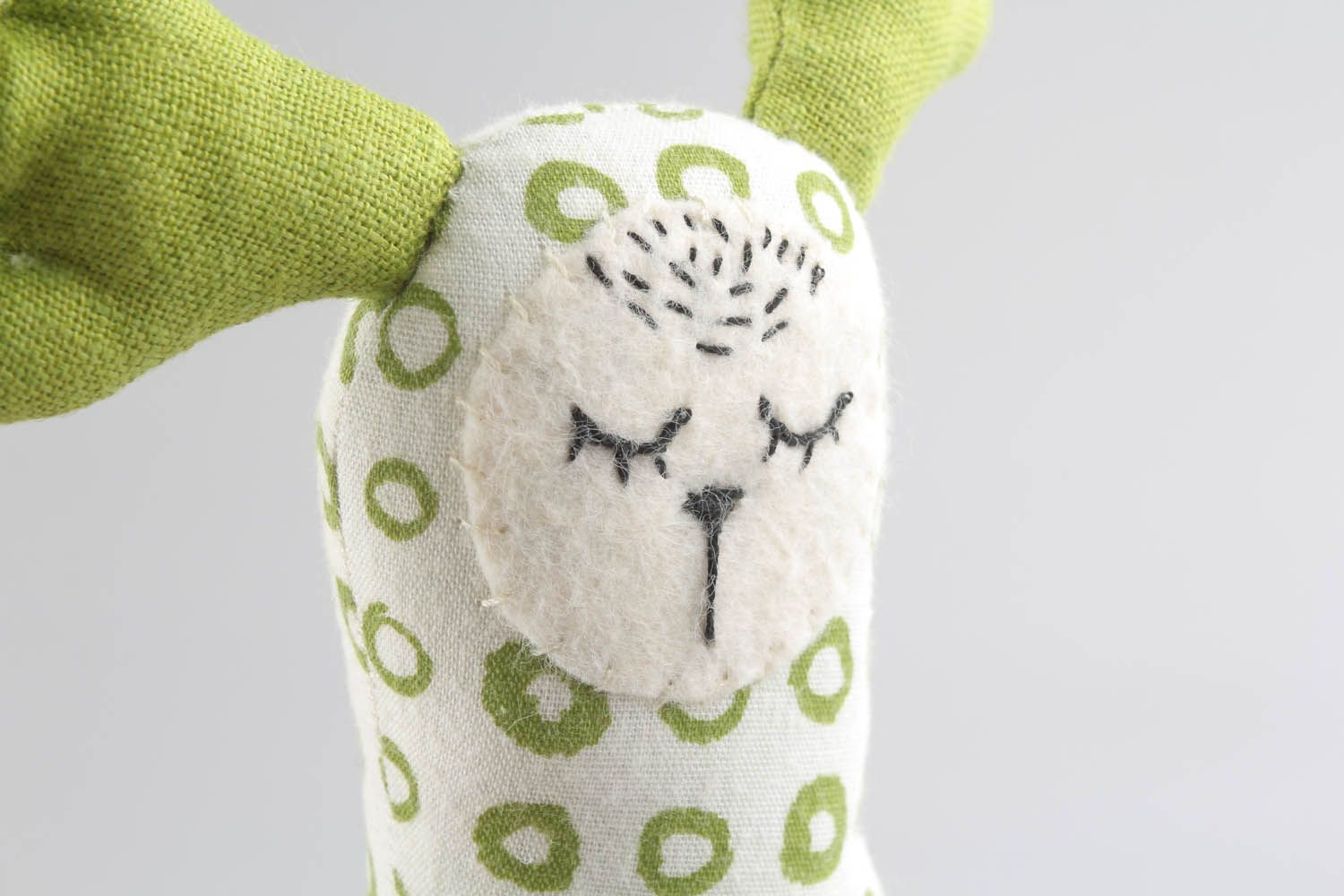 Brinquedo macio têxtil feito à mão de tecido para decoração do interior de materiais naturais Cervo foto 2