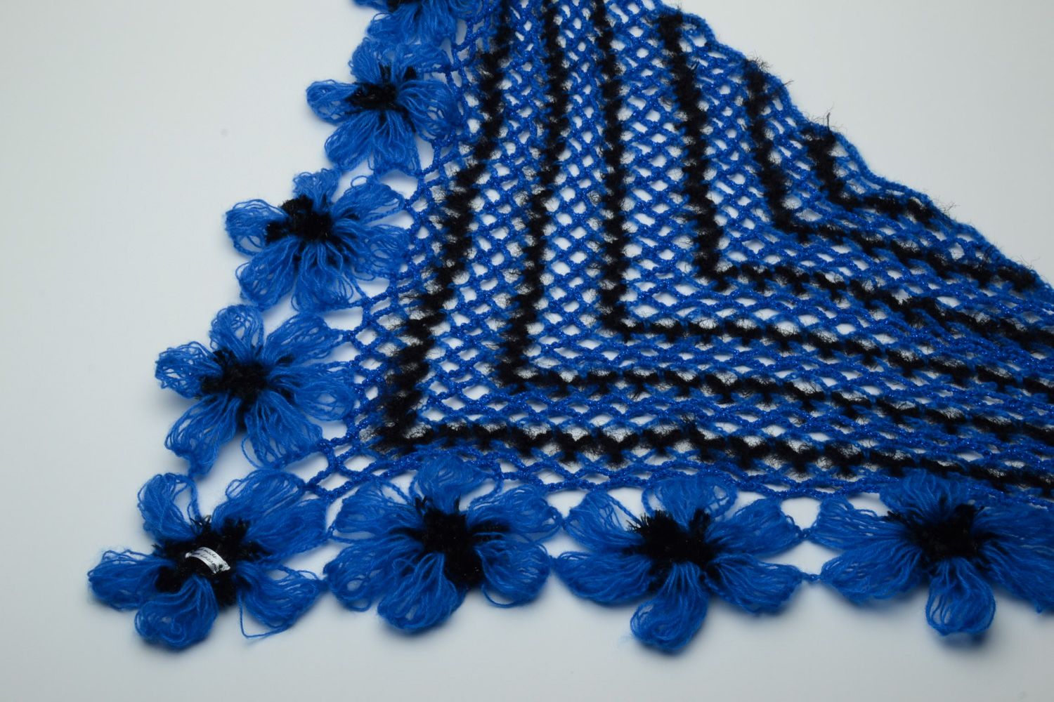 Châle tricot fait main en fils d'angora et de laine noir et bleu pour femme photo 3