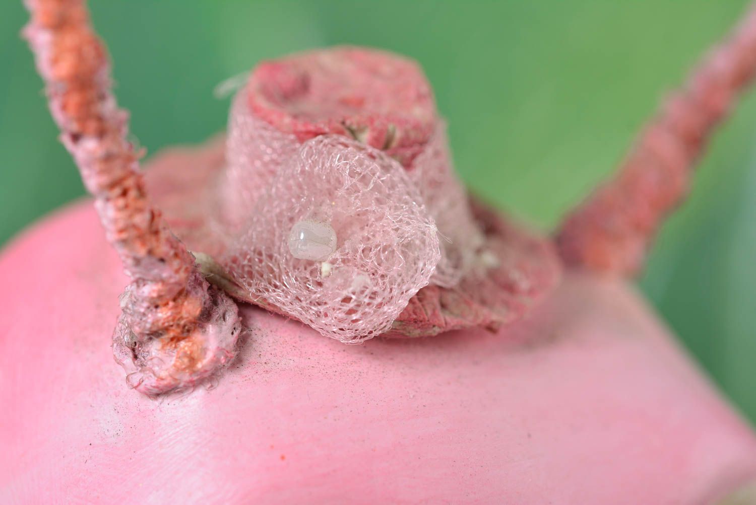 Игрушка из самозатвердевающей глины ручной работы в виде розового жука фото 5
