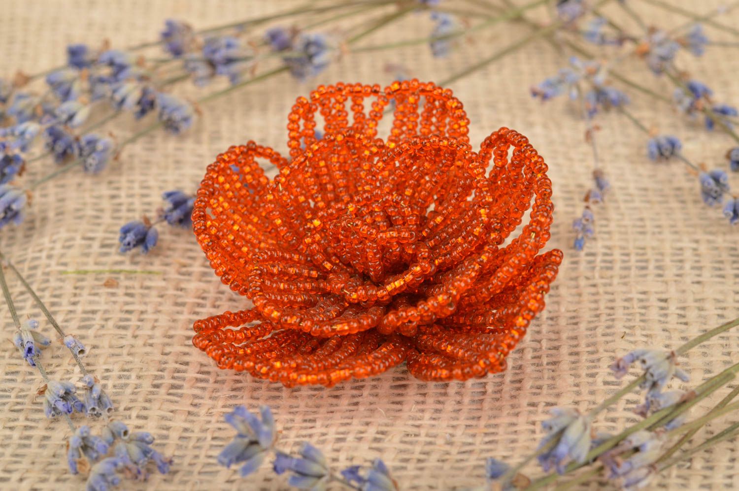 Оранжевая брошь из бисера в виде цветка ручной работы стильная для девушек  фото 1