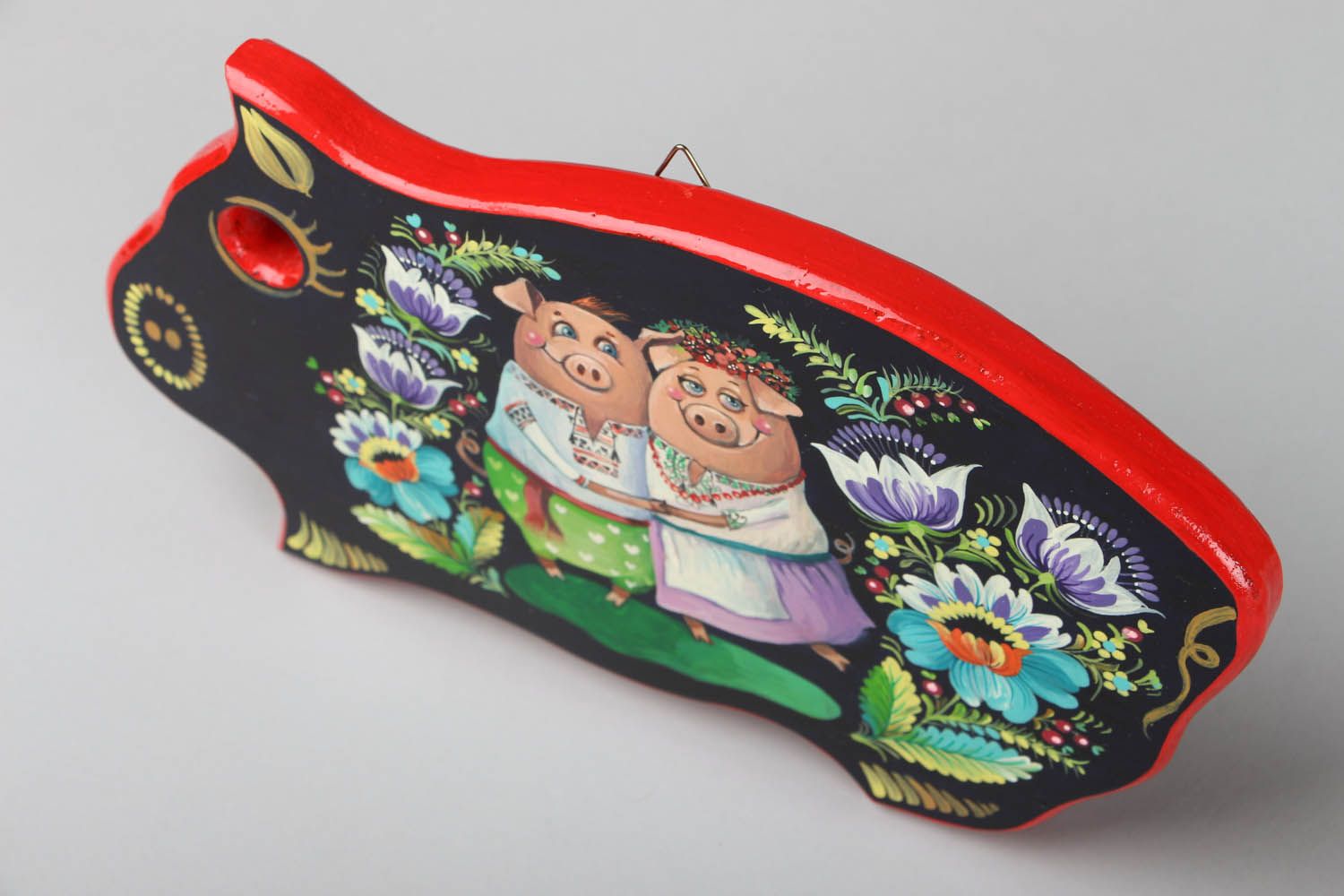 Tábua de corte decorativa feita à mão em forma de um porco de madeira e pintada foto 3