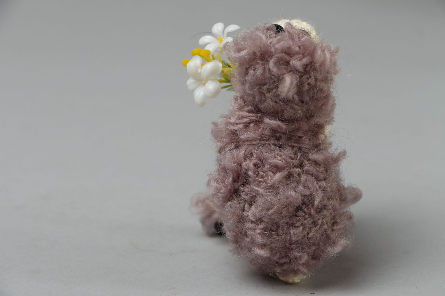 Brinquedo macio de malha feito à mão Carneiro com flores foto 3