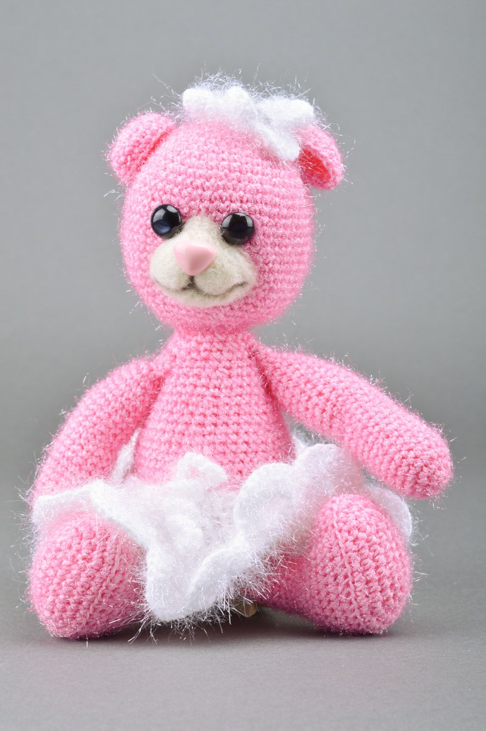 Jouet mou tricoté en fils acryliques fait main pour enfant Ours rose en jupe photo 2